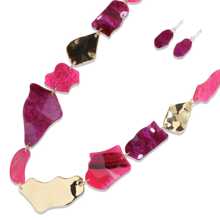 7.1.26 Necklace MARBLED RESIN AND SCULPTED METALLIC ABSTRACT