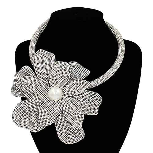 8.6.25 Necklace bling w big flower pearl
