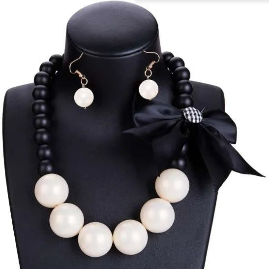8.2.26 Necklace set Pearly w box and earrings