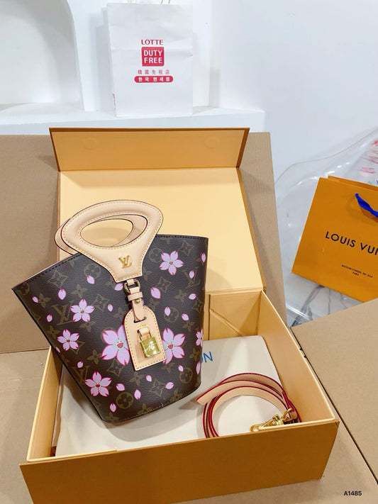 9.11.25 Purse L small bucket w handle