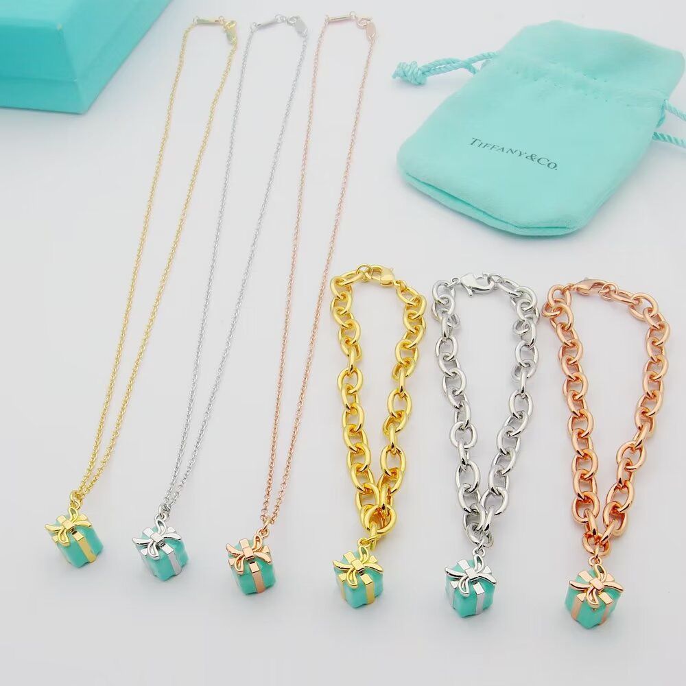10.27.25 Necklace Tiff gift box necklace and bracelet