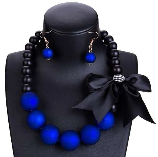 8.2.26 Necklace set Pearly w box and earrings