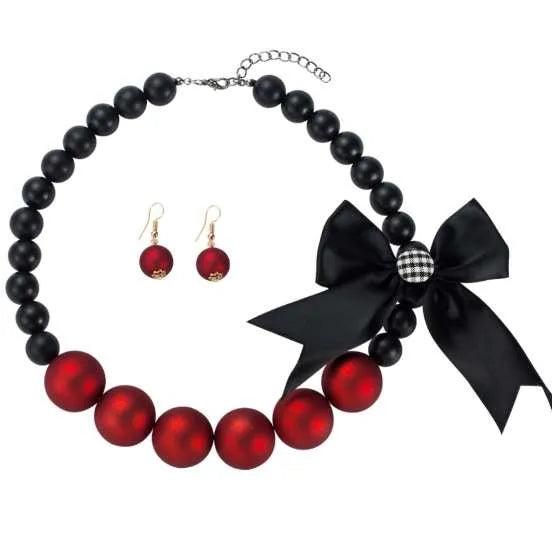 8.2.26 Necklace set Pearly w box and earrings