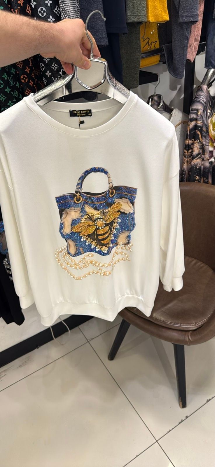 9.8.26 Sweatshirt white bee purse